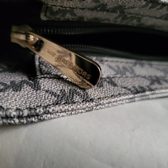 MICHAEL KORS JET SET BLACK MESSENGER TRAVEL BAG - LIKE NEW - Picture 7 of 10